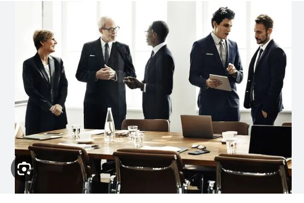 Top Management: How Head-hunters Identify the Real Decision-Makers
